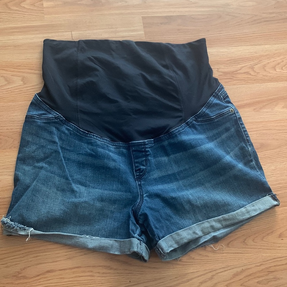 Ingrid and Isabel maternity shorts